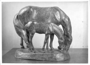 Weidende Stute mit Fohlen. Bronze; H. 27,5 cm (vor 1945; E. Richter). Dresden-Striesen, Borsbergstraße 11, Atelier der Bildhauerin