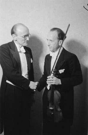 Rudolf Schulze, 1. Konzertmeister der Staatskapelle Berlin, mit Dirigent Prof. Artur Martin Rother, Kapellmeister der Städtischen Oper Berlin : Porträt von Rudolf Schulze und Prof. Artur Martin Rother