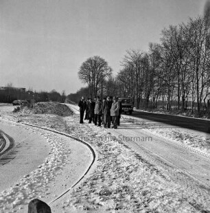 Landesstraße L 82 zwischen Elmenhorst und Kayhude: Ausbau: Gemeindevertreter bei technischer Abnahme auf Radweg: dahinter Fahrzeug der Straßenmeisterei: rechts Baumreihe: Winter