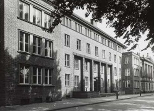 Güstrow, Wall 3. Verwaltungsgebäude (um 1935; A. Kegebein). Hauptfassade