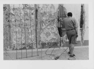 Erinnerungsfoto an der ehemaligen Staatsgrenze zu Westberlin/Berliner Mauer