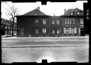 Potsdam, Straße der Jugend (Kurfürstenstraße). Wohnhaus. Straßenfront (Teilansicht) mit Eckhaus, Benkertstraße 1