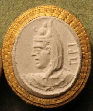 Profilkopf der Isis mit der ägyptischen Doppelkrone (Daktyliothek, Erstes Mythologisches Tausend)