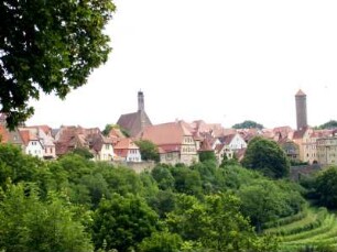 Rothenburg ob der Tauber: Stadtansicht mit Johanniskirche (li.)