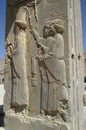 Persepolis. Palast des Darius I. Relief. König Darius I. gefolgt von Dienern