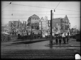Dresden-Altstadt, Postplatz. Blick auf die Ruinen an der Westseite, im Hintergrund das Schauspielhaus