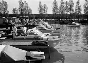 "Anfahren" der Motorboote im Maxauer Hafen