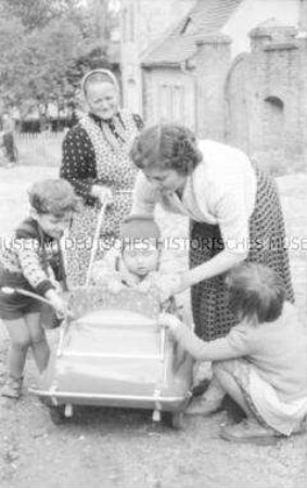 Dorfzeitungsredakteurin der LPG "W. I. Lenin" Teutschenthal (Saalekreis) mit ihren Kindern