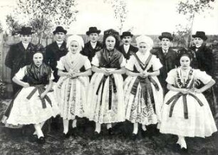Tracht aus Jänschwalde : Kleidung - niedersorbische Tracht. Ort: Janšojcy / Jänschwalde. Gruppenbild. Junge Männer und Frauen in Tracht. (gestelltes Foto ?)