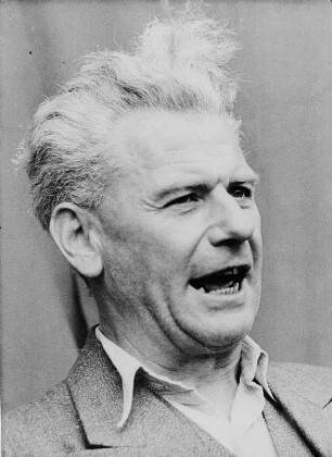 Hermann Matern spricht zur Eröffnung der Bodenreform in Meißen : Hermann Matern spricht zur Eröffnung der Bodenreform in Meißen