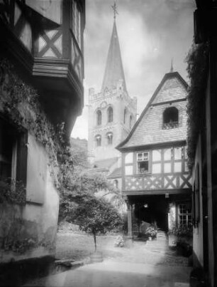 Blick vom Innenhof des Hotels Posthof in Bacharach auf St. Peter