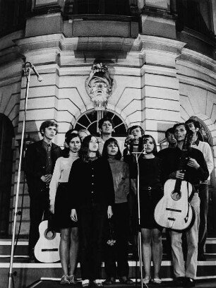 Konzert eines Singeklubs der FDJ anläßlich der Werkstattwochen in Berlin vor dem ehemaligen Zeughaus (Museum für Deutsche Geschichte)