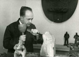 Pfalzausstellung Holzbildhauer Lenhard bei der Arbeit