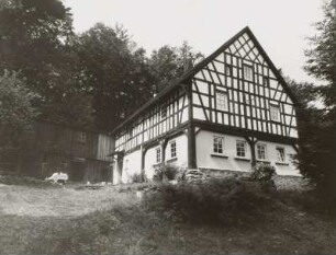 Bauerngut. Wohnstallhaus (1789) und Scheune (18. Jh.) : Schöneck-Schilbach, Marieneyer Straße 8. Bauerngut. Wohnstallhaus (1789) und Scheune (18. Jh.). Straßenansicht