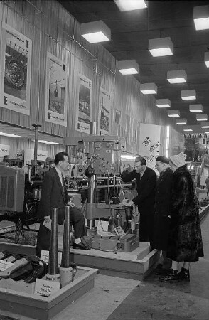 Messebesucher in der rumänischen Ausstellungshalle, Präsentation von Maschinen zur Metallverarbeitung