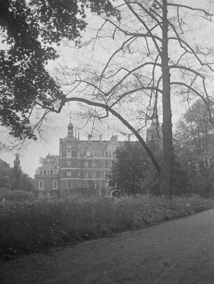 Bad Muskau. Landschaftspark. Neues Schloß (um 1525, Umbau 1863-1866; H. Wentzel, H. Strasser). Ansicht von Westen