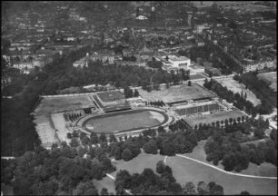 Dresden: Illgen-Kampfbahn (Rudolf-Harbig-Stadion) und Georg-Arnhold-Bad von Südosten gegen das Stadtzentrum. Luftbild-Schrägaufnahme