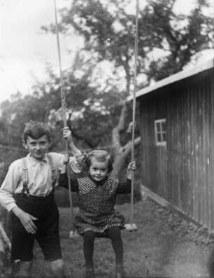 Mittelsachsen, Kinder an einer Schaukel : Mittelsachsen. Zwei Kinder an einer Schaukel