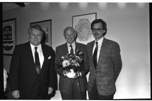 Wahlen von Bürgervorsteher und Stellvertreter von Bürgermeister: Rathaus: Bürgervorsteher Peter Petersen nach Wiederwahl, erster Stellvertreter des Bürgermeisters Kurt Arnold mit Blumenstrauß, Bürgermeister Joachim Schop: hinten an Wand Gemeindewappen