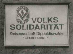 Dippoldiswalde, Altenberger Straße 31. Volkssolidarität, Kreisausschuß Dippoldiswalde. Schild der Einrichtung