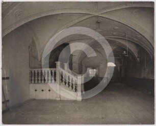Flurhalle und Treppenaufgang im Bürgerhaus Ring 5 in Breslau