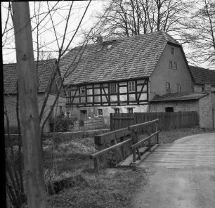 Schwepnitz-Cosel-Zeisholz. Neitschmühle (1749). Wohnhaus und Nebengebäude. Straßenansicht mit Einfriedung