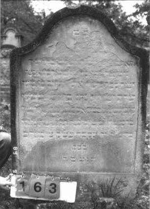 Grabstein 163 (Index: 99609799) Material: Sandstein Zustand: stark verwittert, weitgehender Textverlust Beschreibung: Stele, Konvexbogenabschluß, Schriftfeld eingetieft Besonderheit: ergänzt nach Gräberliste: Grabstein 163 (Nachholaufnahme)