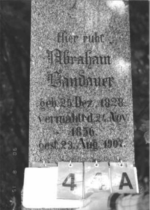 Grabstein 44 (Index: 100106570) Material: heller Granit Zustand: gut Maße HxBxT: 194x44x31 cm Beschreibung: Obelisk mit getrepptem Sockel: Grabstein 44A