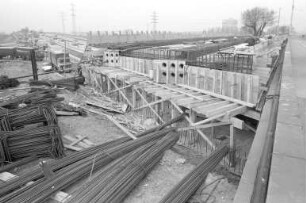 Bau einer neuen Brücke über die Autobahn bei Karlsruhe-Durlach für sechsspurigen Autoverkehr zwischen Durlach und dem Autobahndreieck Karlsruhe