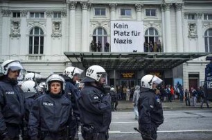 Linke Demonstranten protestieren am Hamburger Hauptbahnhof gegen eine Neonazi-Demo, die kurz zuvor gerichtlich verboten wurde. Starke Polizeikräfte, hier aus Bayern, sichern die Demo ab
