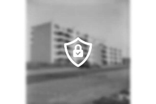 Poggenbreeden: Wohnblock der Gemeinnützigen Wohnstättengenossenschaft eG Bad Oldesloe: davor Parkplätze mit Pkws: Winter