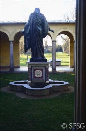 Potsdam, Park Sanssouci, Friedenskirche, Blick aus dem Atrium in den Marlygarten.