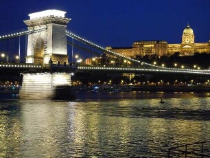 Budapest - Kettenbrücke und Burgberg beleuchtet : In der Dunkelheit werden die historische Donau-Kettenbrücke und die Gebäude auf dem Burgberg beleuchtet. Aufgenommen in Budapest am 13. Juni 2011