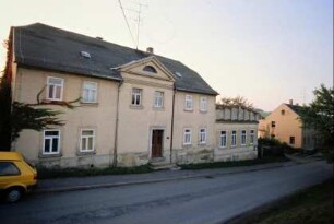Wohnhaus mit Mittelrisalit und Dreiecksgiebel, Häuser an der Straße