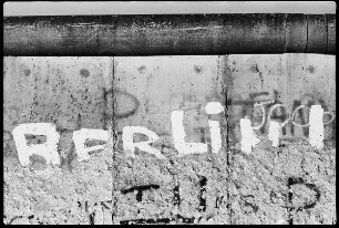 Berliner Mauer mit Inschrift "Berlin"