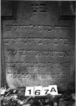 Grabstein 167 (Index: 99803199) Material: Sandstein Zustand: unt. leicht verwitt/Akroterien abgebroch Maße HxBxT: 89x69x10 cm Beschreibung: Stele mit eingezog. gestelzt. Rundbogen und profiliert. Rand, Seitenakroterien Symbolik: Seitenakroterien: Grabstein 167A