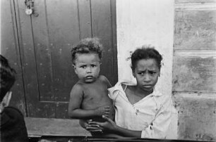 Reisefotos Karibik. Trinidad. Mädchen mit Kleinkind