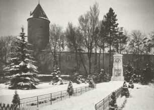 Schloss Freudenstein : Freiberg (Sachsen). Schloss Freudenstein, Ansicht von Südsüdost mit Schlossplatz und Clemens-Winkler-Denkmal im Winter