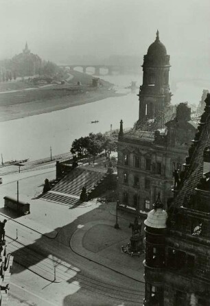 Schlossplatz und Brühlsche Terrasse : Dresden, Blick vom Schlossturm über den Schloßplatz und das Ständehaus nach Nordosten über die Elbe auf das Neustädter Ufer