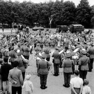 Bad Oldesloe: Exer: Wanderausstellung "Unser Heer", Aufklärungs- und Werbeschau: Musikkorps der Hamburger Bundeswehreinheit unter Hauptmann Schulz gibt Platzkonzert: hinten Ausstellungsobjekte Panzer, Flugabwehrgeschütz, LKW, Wohnwagen: Zuschauer