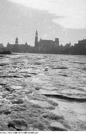 Dresden-Altstadt. Blick über die zugefrorene Elbe auf die Altstadt
