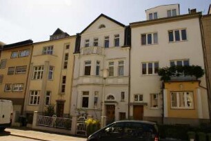 Straßenansicht mit Reihenhäusern