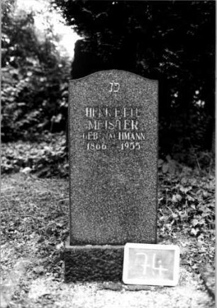 Grabstein 74 (Index: 100110307) Material: Granit Zustand: gut Maße HxBxT: 98x43x13 cm Beschreibung: Stele, Sockel, geschwungener Segmentbogenabschluß: Grabstein 74