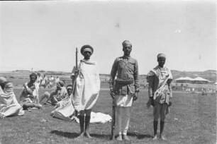 Irreguläre Hilfstruppen bei Adigrat : Irreguläre Hilfstruppen der Italiener bei Adigrat. Eine Gruppe italienischer Kolonialsoldaten in einer Landschaft