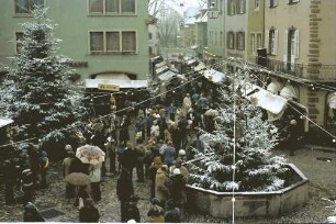 Staufen: Weihnachtsmarkt; Marktplatz vom Rathaus aus gesehen