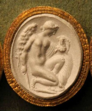 Knieende Victoria mit einem Opfermesser (Daktyliothek, Erstes Mythologisches Tausend)