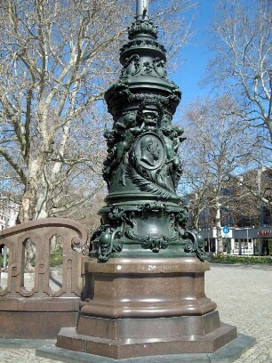 Fahnenmast mit Sockel