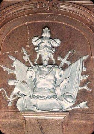 Trophäen und Reliefs mit mythologischen Szenen