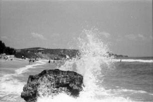 St. Konstantin: Strand mit Brandung, Vordergrund Steine