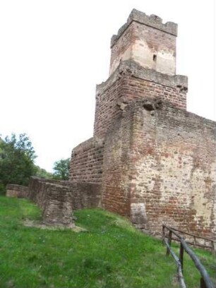 Ansicht von Ostsüdosten auf Kernburg mit abgestuftem Bergfried über Mantelmauer Süd (Wehrgang abgetragen)